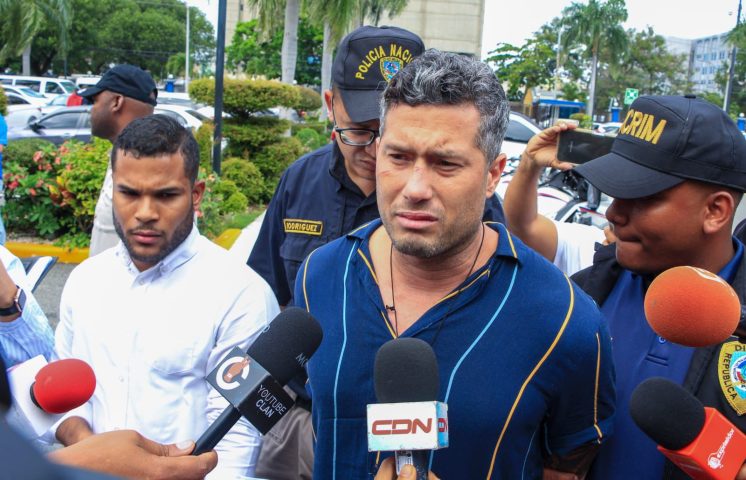 DICRIM traslada desde Punta Cana a la sede de la Policía Nacional hombre participó en asalto sucursal Banco Popular