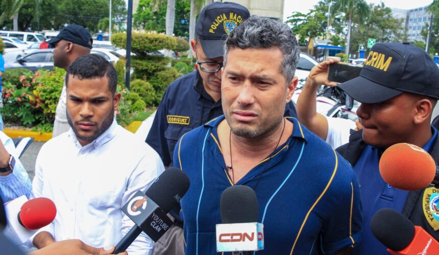 DICRIM traslada desde Punta Cana a la sede de la Policía Nacional hombre participó en asalto sucursal Banco Popular