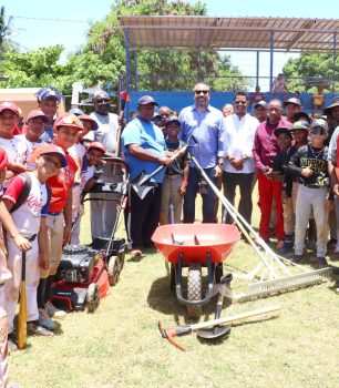 Los New York Yankees y el INEFI entregan equipos demantenimiento al play La Zafra, de Los Mina