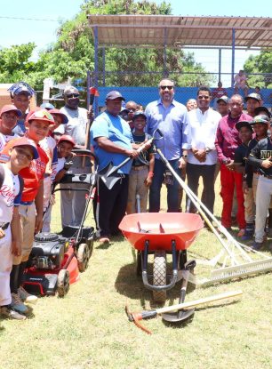 Los New York Yankees y el INEFI entregan equipos demantenimiento al play La Zafra, de Los Mina