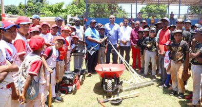 Los New York Yankees y el INEFI entregan equipos demantenimiento al play La Zafra, de Los Mina