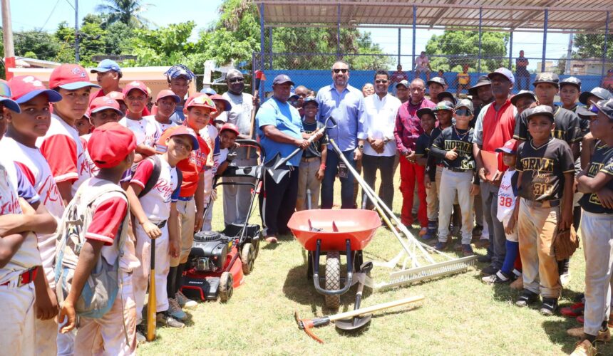 Los New York Yankees y el INEFI entregan equipos demantenimiento al play La Zafra, de Los Mina