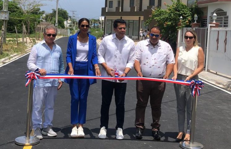 Turismo entrega calles asfaltadas con reparaciones de aceras y contenes en Bayahíbe.
