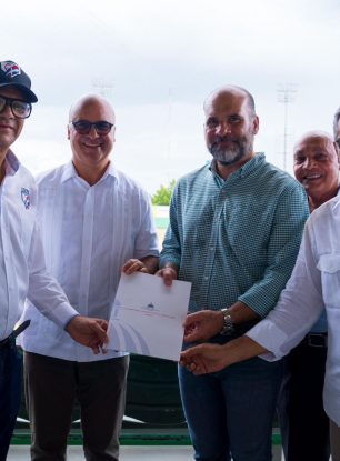 Gobierno entrega RD$84 millones como primera partida para remodelar el Estadio Tetelo Vargas