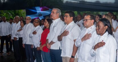 Presidente Abinader y Fellito Suberví, inauguran complejo habitacional en La Zurza