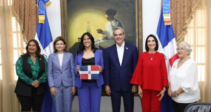 Presidente Abinader recibe a Thais Herrera en el Palacio Nacional