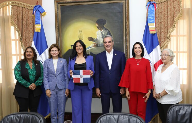 Presidente Abinader recibe a Thais Herrera en el Palacio Nacional