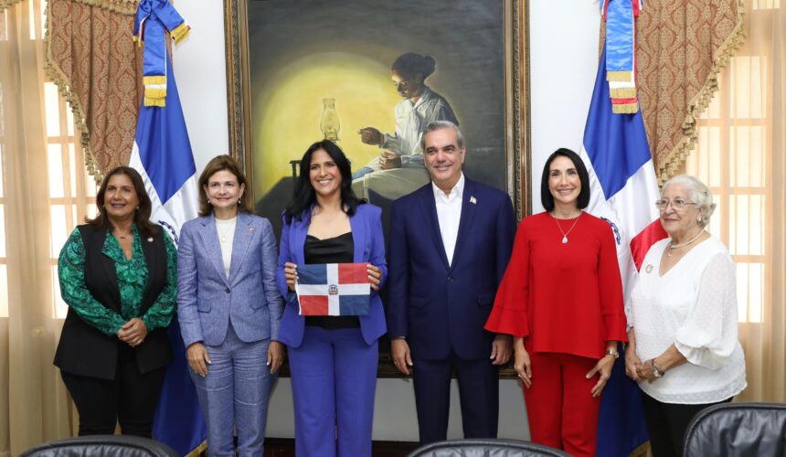 Presidente Abinader recibe a Thais Herrera en el Palacio Nacional