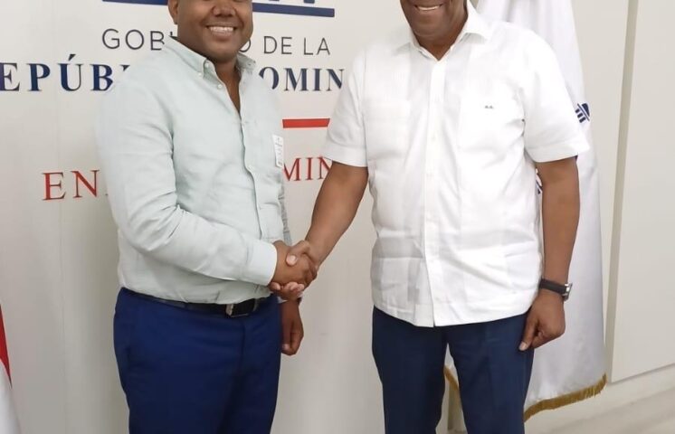 Alcalde de Neiba presenta proyectos de electrificación de comunidades rurales a Ministro de Energía y Minas