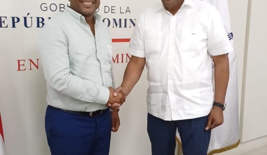 Alcalde de Neiba presenta proyectos de electrificación de comunidades rurales a Ministro de Energía y Minas