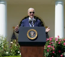 La orden de Biden sobre el asilo lo distancia del la demócrata más progresista