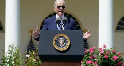 La orden de Biden sobre el asilo lo distancia del la demócrata más progresista