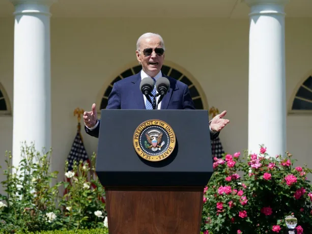 La orden de Biden sobre el asilo lo distancia del la demócrata más progresista