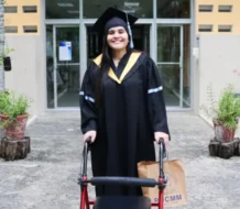 Joven se gradúa a pesar de diagnóstico de encefalitis autoinmune