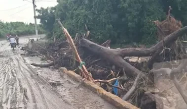 Lluvias desbordan el río Amina en Valverde; Transito fluye lento
