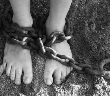 Rescatan a niño de 11 años que era mantenido en cautiverio encadenado