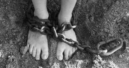 Rescatan a niño de 11 años que era mantenido en cautiverio encadenado