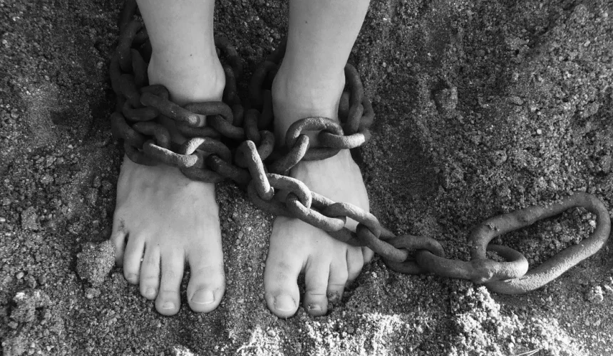 Rescatan a niño de 11 años que era mantenido en cautiverio encadenado