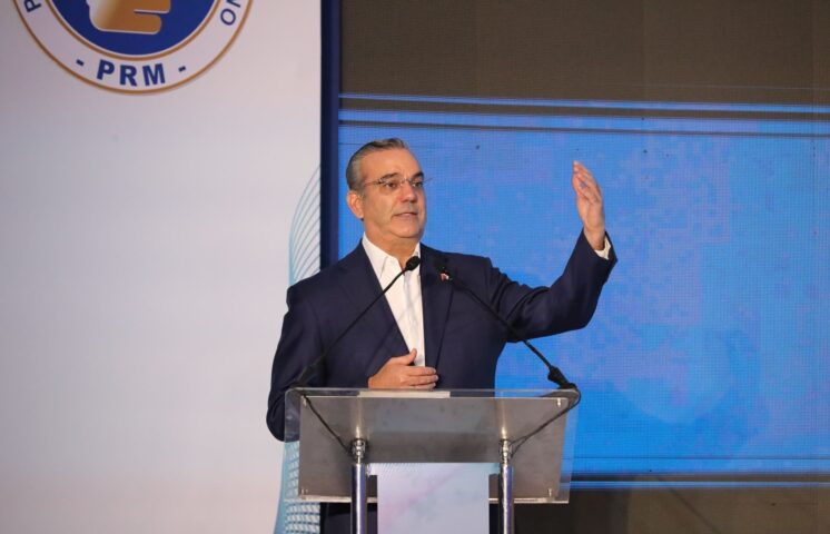 Luis Abinader propondrá un artículo transitorio y confirma su compromiso democrático hasta 2028