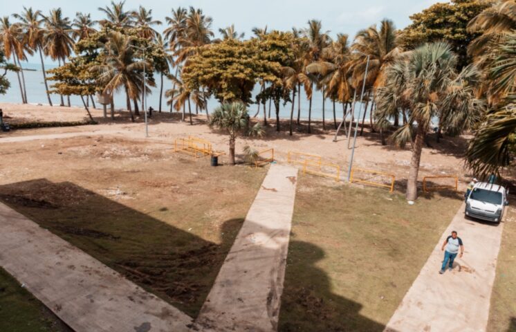 ADN saca cerca de 60 toneladas de desechos de monumento Montesino y su playa; reabre los parques del litoral del malecón