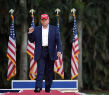Trump ataca duramente a Biden por primera vez tras el debate