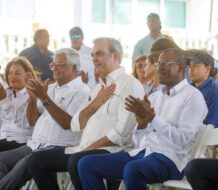 Presidente Abinader entrega certificado de título número 100 mil; programa de titulación ha impactado 29 provincias en todo el país