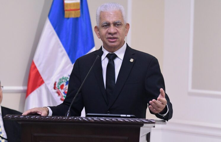 Senado reconoce al músico clásico José Antonio Molina por sus aportes al arte y la cultura nacional