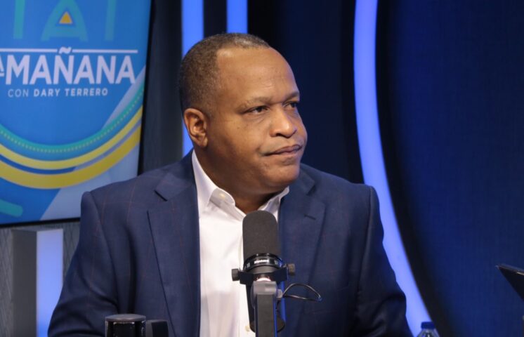 Regidor SDE ¡se va de entrevista! tras cuestionamiento de comunicadores