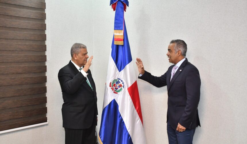 Ministro de la Presidencia juramenta al Comisionado para las Reformas del Estado