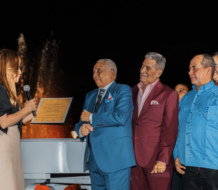 Alcaldesa Carolina Mejía entrega Medalla al Mérito a Rafael Solano y a Niní Cáffaro