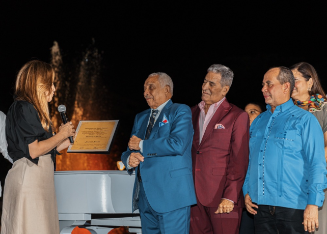 Alcaldesa Carolina Mejía entrega Medalla al Mérito a Rafael Solano y a Niní Cáffaro