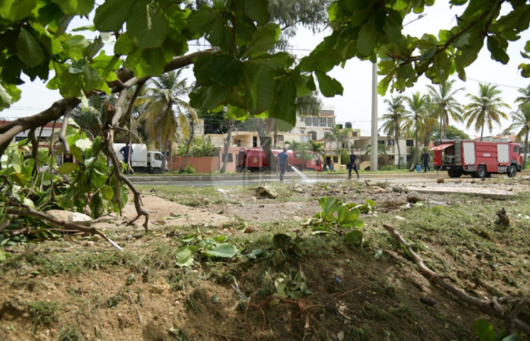 Más de 250 hombres trabajan para habilitar autopista 30 de Mayo tras escombros provocados por Beryl