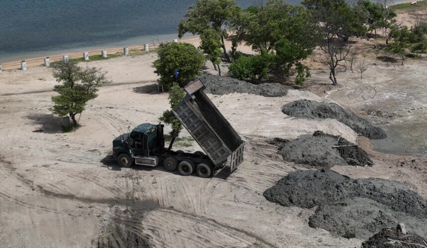 Medio Ambiente paraliza vertido de material de desecho en manglares de Montecristi