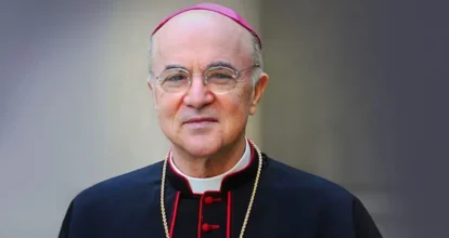 El Vaticano excomulga al arzobispo Viganò, acusado de «cisma» por sus ataques al papa