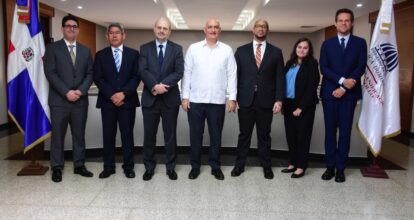 Ministro de Economía se reúne con misión FMI para abordar desempeño económico de RD