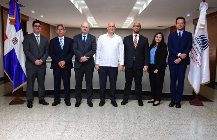 Ministro de Economía se reúne con misión FMI para abordar desempeño económico de RD