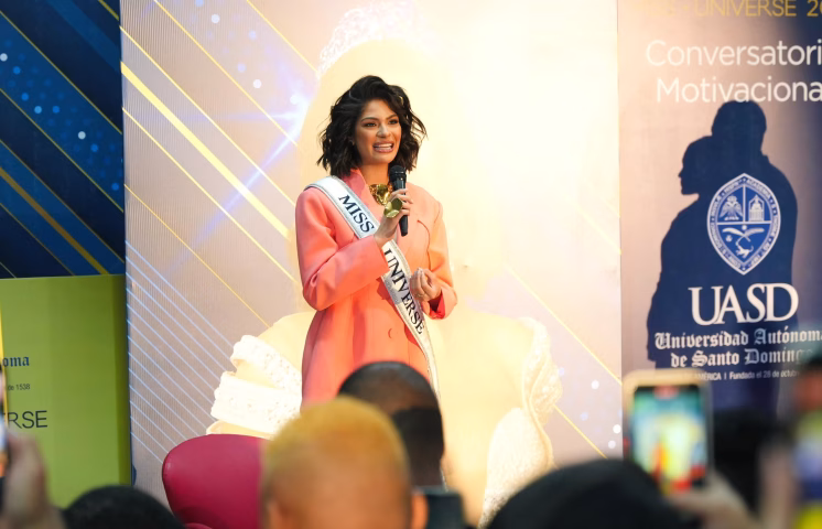 Miss Universo comparte su historia de vida con estudiantes de la UASD