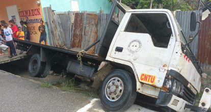 Dos heridos incluido una niña al perder los frenos un camión en Padre Las Casas.
