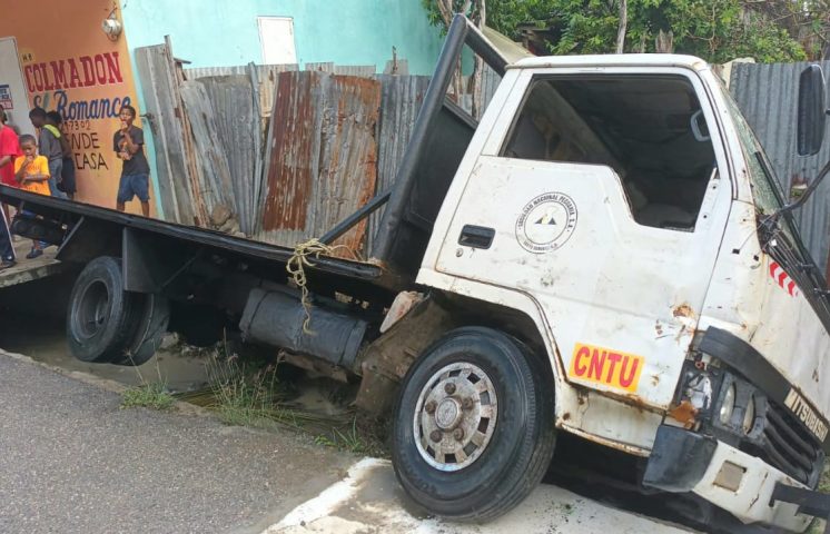 Dos heridos incluido una niña al perder los frenos un camión en Padre Las Casas.