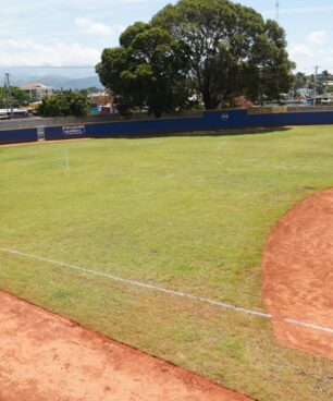 INEFI entrega remozado estadio de béisbol a la Escuela Primaria Francisco Del Rosario Sánchez, en San Juan de la Maguana