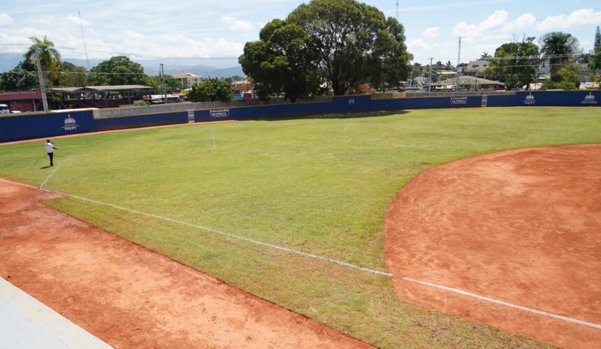 INEFI entrega remozado estadio de béisbol a la Escuela Primaria Francisco Del Rosario Sánchez, en San Juan de la Maguana