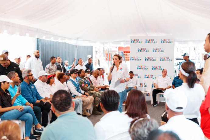 Alcaldesa Carolina Mejía escucha a comunitarios de San Miguel y lleva soluciones