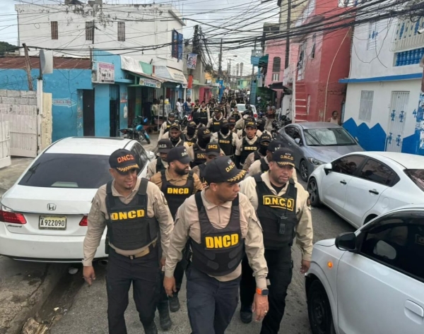 Ocupan más de 8,000 gramos y detienen 12 personas en despliegue de operativo contra el microtráfico en La Ciénaga