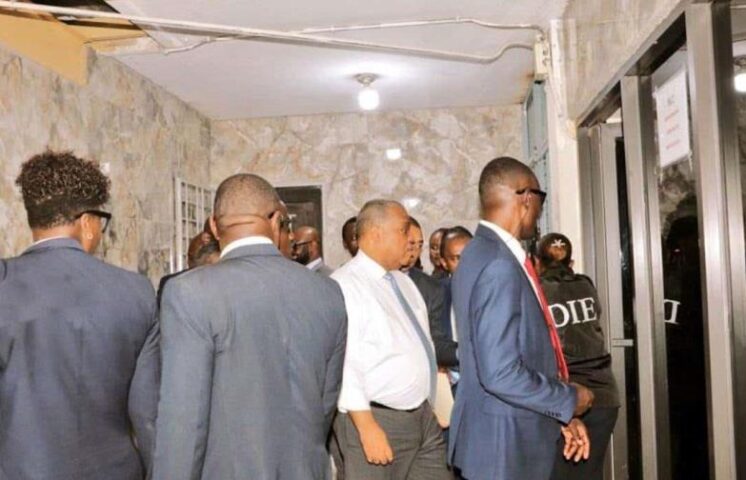 Primer ministro de Haití inspecciona el aeropuerto de Puerto Príncipe