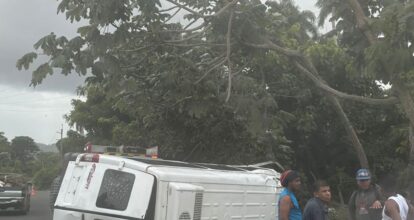 Tres personas heridas al volcarse minibús de transporte público carretera Hato Mayor-Sabana de la Mar