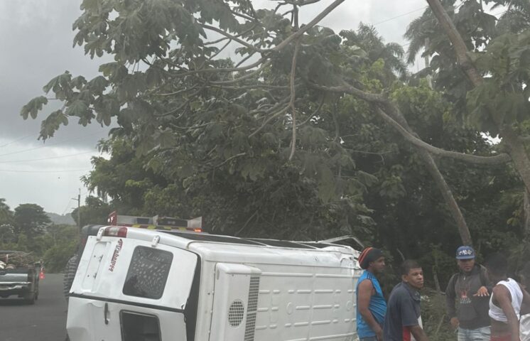 Tres personas heridas al volcarse minibús de transporte público carretera Hato Mayor-Sabana de la Mar