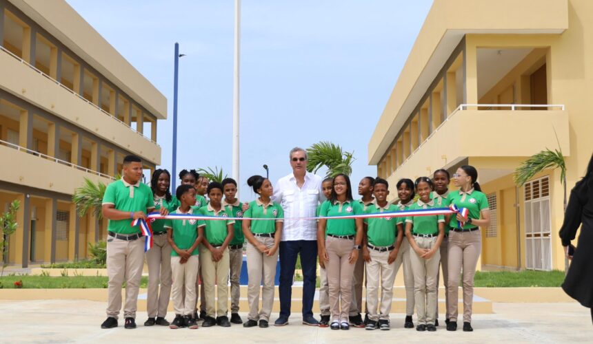 Presidente Abinader inaugura liceo, puente peatonal, fortaleza y otras obras en SPM