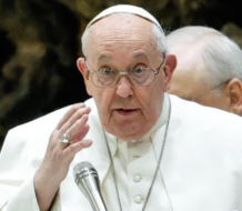 El papa: la política está «alejada del día a día de las personas» y «no tiene buena fama»