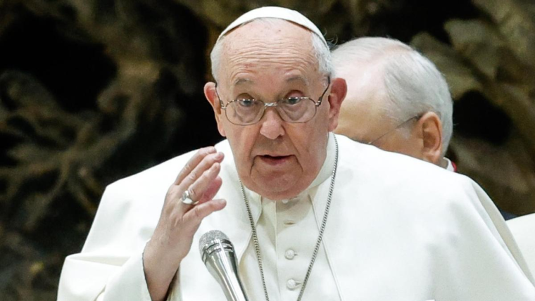 El papa: la política está «alejada del día a día de las personas» y «no tiene buena fama»