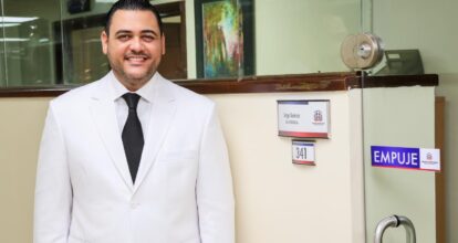 Diputado Jorge Tavárez llega al Congreso en el mismo vehículo que su abuelo en el 1982